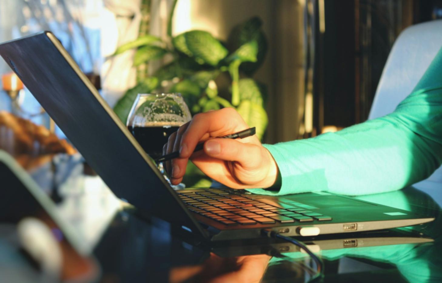 Séance de formation en finances personnelles avec participants autour d'une table de travail